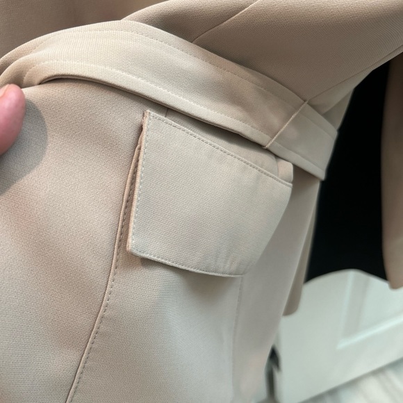 LE SUIT Petite skirt suit. Button front jacket w/self tie belt. Tan and black. - Picture 5 of 8